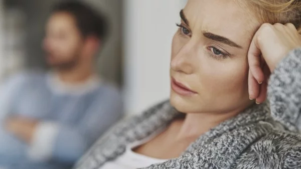 Жена, която мълчи, не винаги е сърдита, но може да те попилее с мълчание!