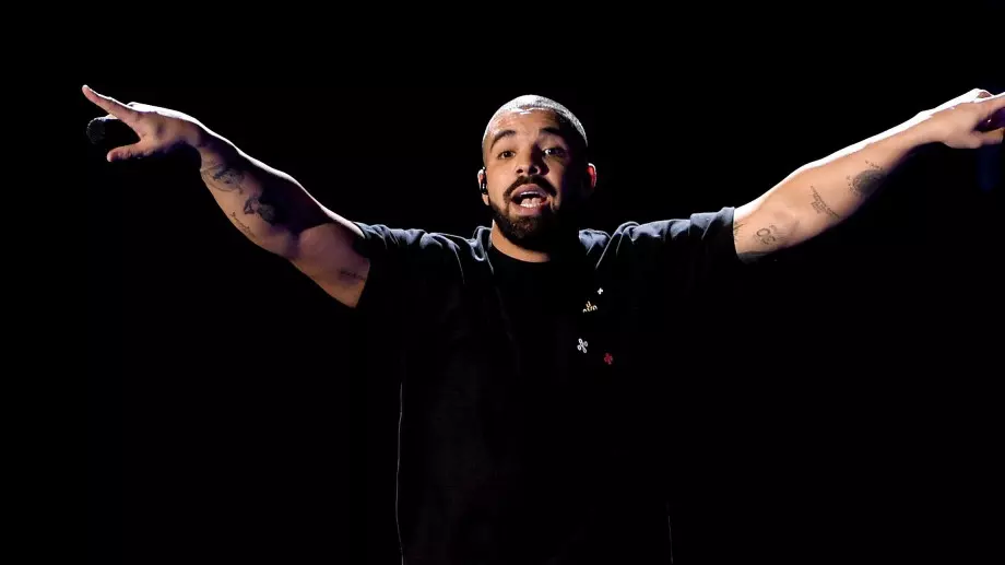 Дрейк издаде стихосбирка, подготвя и албум