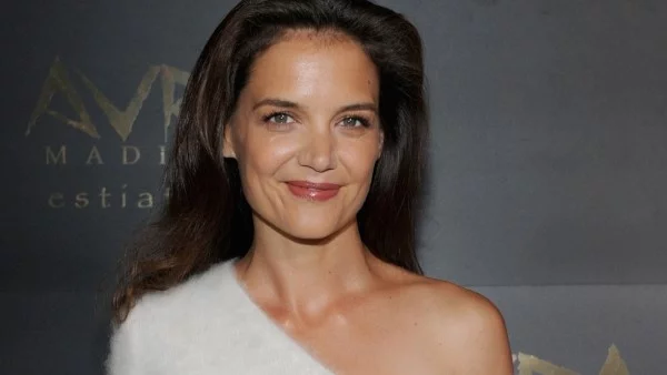 Кейти Холс се показа без грим