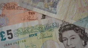 Британският паунд се понижи след изявлението на Тереза Мей