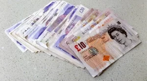 Паундът се движи към двуседмично дъно