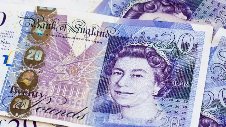 Паундът завършва най-кошмарната си седмица от година насам 