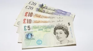 Паундът със спад, след като стана ясно кога започва Brexit 