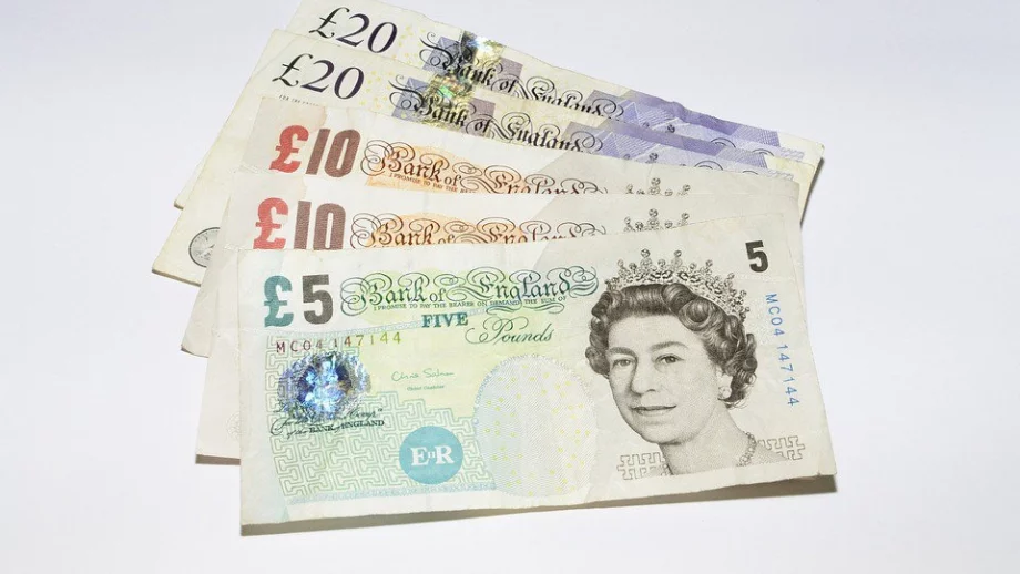 Паундът със спад, след като стана ясно кога започва Brexit