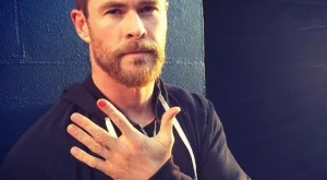 Мъже лакират ноктите си за добра кауза