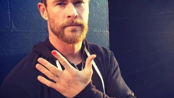 Мъже лакират ноктите си за добра кауза