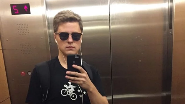 Мъж си осигури интервюта за работа, като превърна CV-то си в кутия за понички  