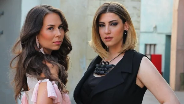 Маги Джанаварова и Нора Караиванова  с общо парче