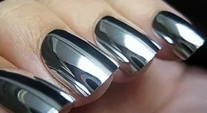 Огледалните нокти - хит този сезон