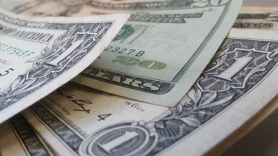 Силата на долара продължава