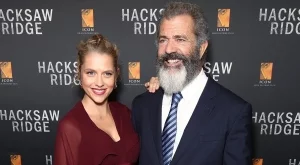 Приятелката на Мел Гибсън показа наедрялото си коремче