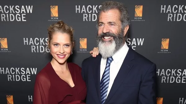 Приятелката на Мел Гибсън показа наедрялото си коремче