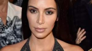 Ким Кардашиян показа ефектен маникюр