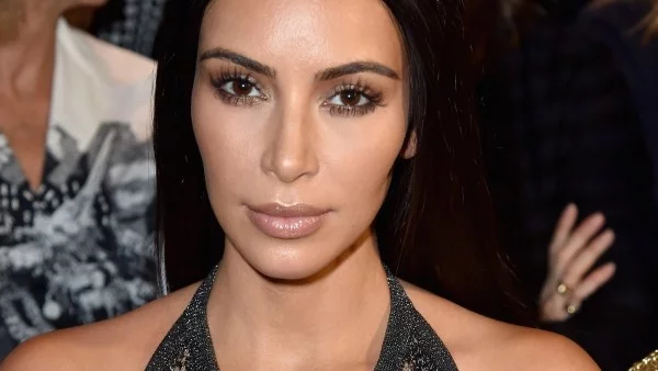 Ким Кардашиян показа ефектен маникюр