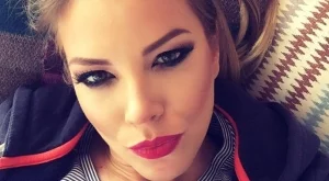 Емилия сподели снимки от изписването на дъщеря си