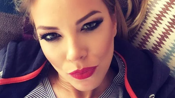 Емилия сподели снимки от изписването на дъщеря си