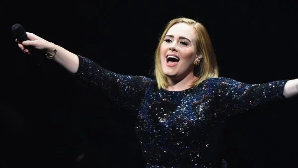 Приятелят на Адел я изненада за годишнината им