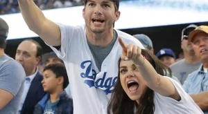 Мила Кунис показа наедрялото си коремче на мач