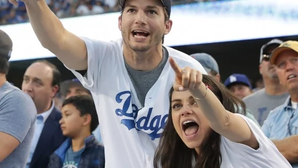 Мила Кунис показа наедрялото си коремче на мач