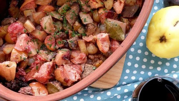 Бавно печено телешко с дюли и сливи