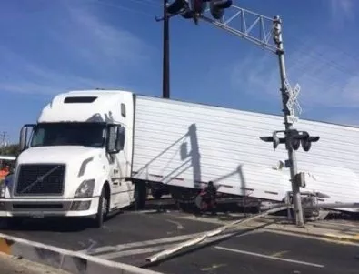 Шофьор на камион скочи от прозореца секунди преди да го размаже влак (ВИДЕО)