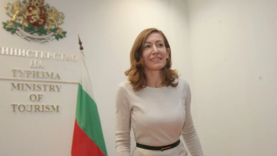 Николина Ангелкова няма да хвърля оставка 