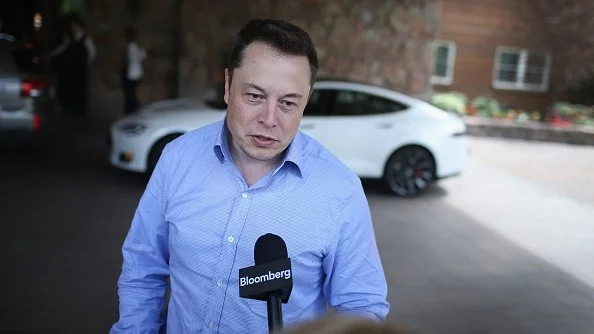 Стресираният Мъск се оплака, че спи на пода в завода на Tesla 