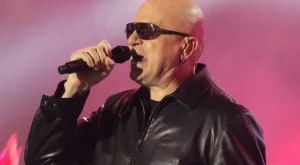 Гледайте на живо атмосферата преди концерта на Слави 