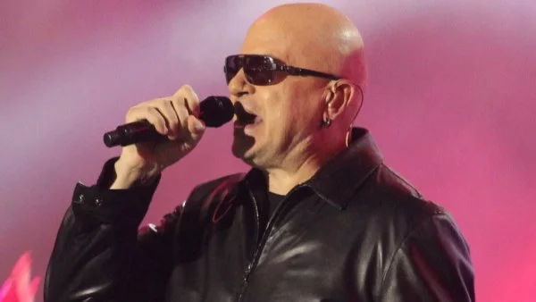 Гледайте на живо атмосферата преди концерта на Слави 