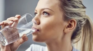 Защо да пиете вода на празен стомах всяка сутрин