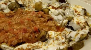 Патладжани с кайма и млечно-чеснов сос