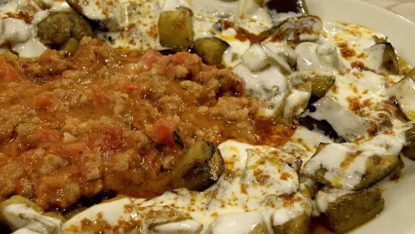 Патладжани с кайма и млечно-чеснов сос