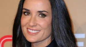 Деми Мур изгуби 2 предни зъба (снимка)