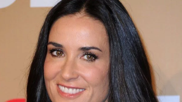 Деми Мур изгуби 2 предни зъба (снимка)