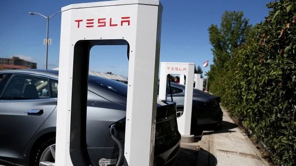 Tesla вдига цените на автомобилите си във Великобритания 