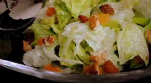  Салата айсберг със сушени плодове и орехи