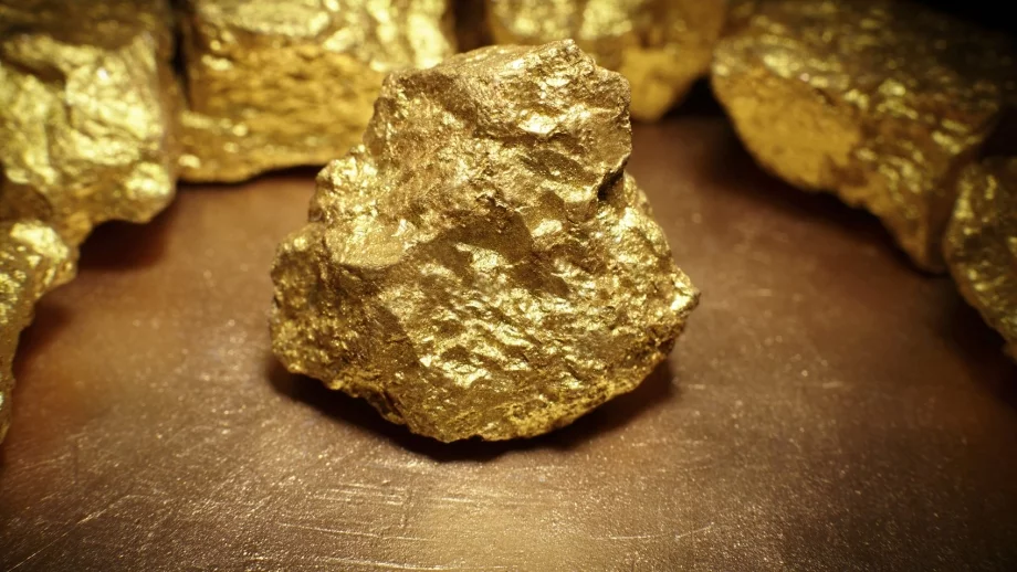 Златото с лек ръст въпреки слабостта на долара