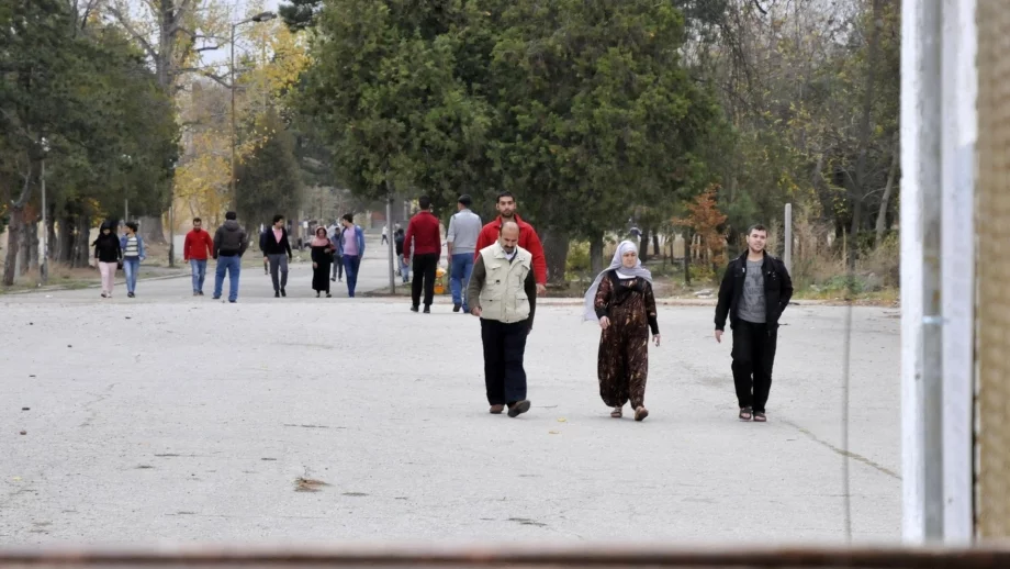 Проучване: 1/3 от българите не биха имали против да работят с бежанец