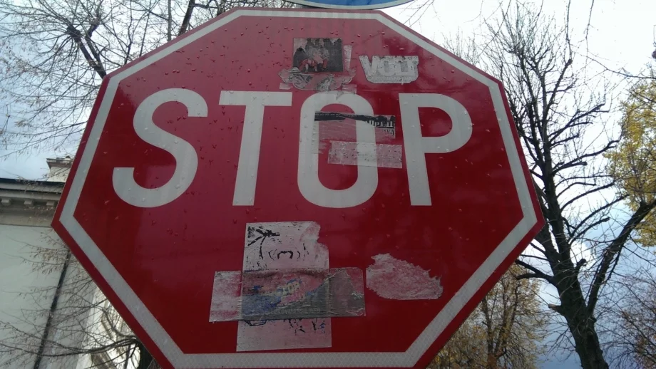 Идея: Шофьорите, които не спират на "Стоп", да губят книжките си