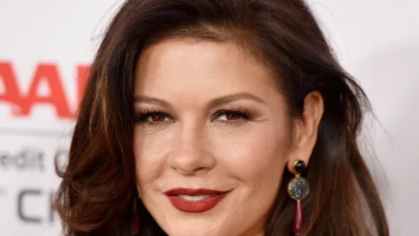 Катрин Зита-Джоунс показа гардероба си (видео)