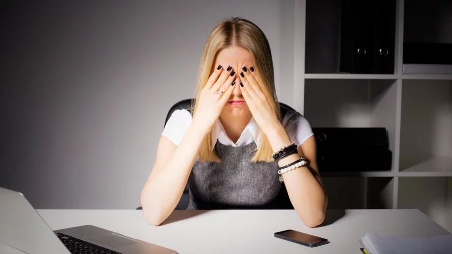 Позволено ли е да се плаче на работа?