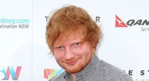 Ед Шийрън порязан с меч от принцеса Беатрис