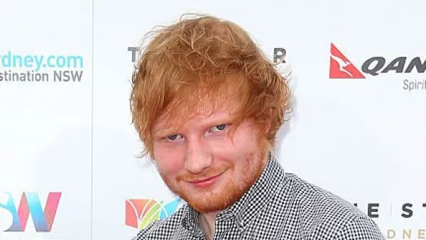 Ед Шийрън порязан с меч от принцеса Беатрис