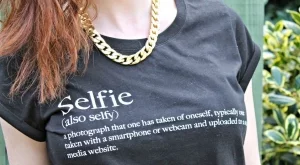 5 начина как да носим тениска на парти