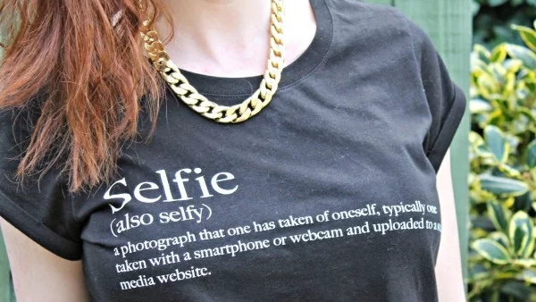 5 начина как да носим тениска на парти