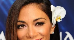 Никол Шерцингер напомпа устните си