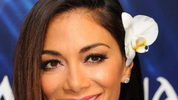 Никол Шерцингер напомпа устните си