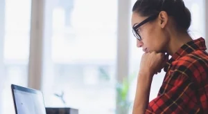 Не правете тези 5 неща на служебния си компютър