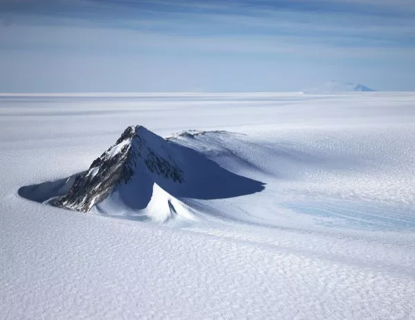 Норвежецът Бьорг Ослунд става първият човек, прекосил сам Антарктида -  Новини от Actualno