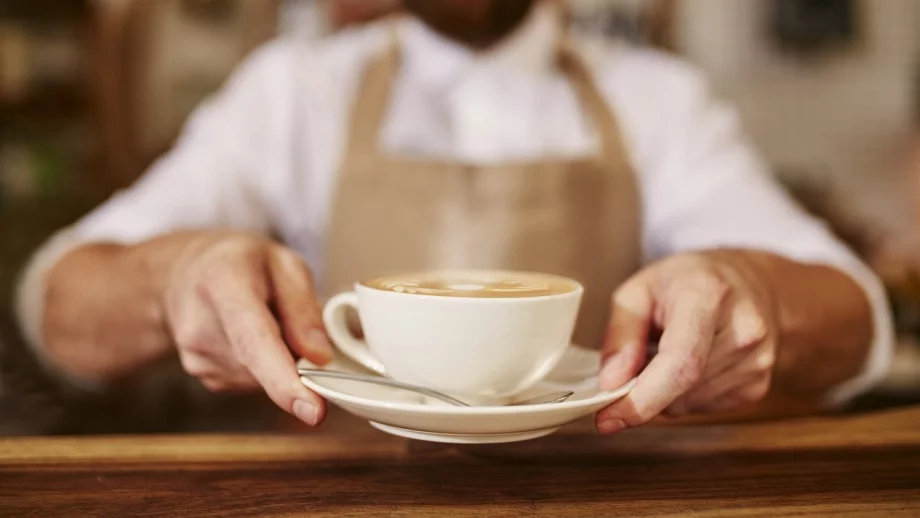 Трогателно: Кафене нае 89-годишен вдовец за сервитьор 